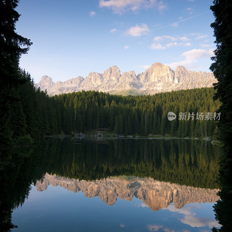 Carezza湖和Catinaccio - Dolomites